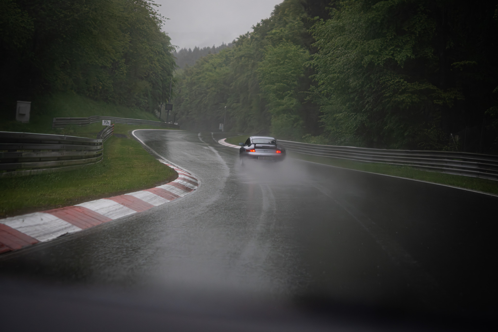Esőben a 911 GT2 sem ellenfél